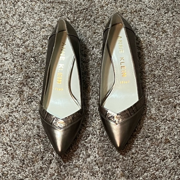 Anne Klein Shoes - Anne Klein iflex AK7Maureen 7.5 M Gold Shiny Snake Skin Detail